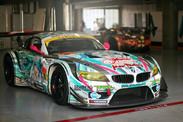 Ein bunter BMW steht an der Wartungs-Station