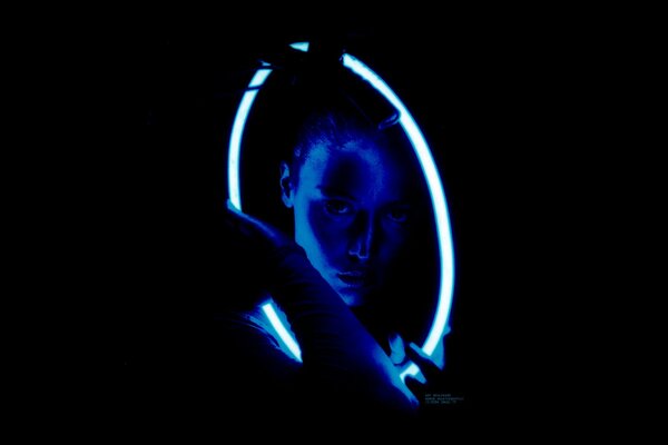 Das Gesicht des Mädchens beim Licht der Lampe