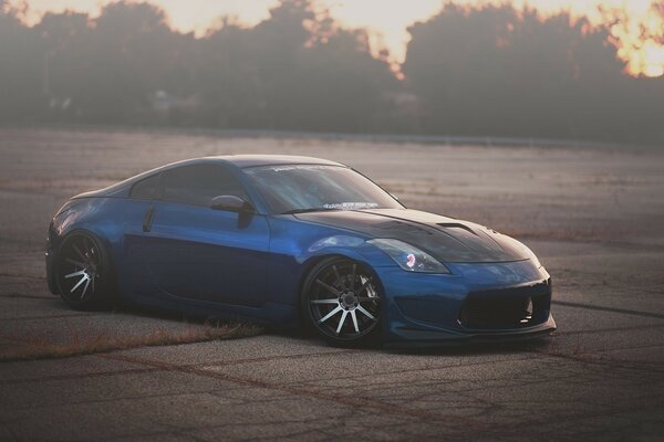 Ein Doppel-Nissan. Blau. Rennen