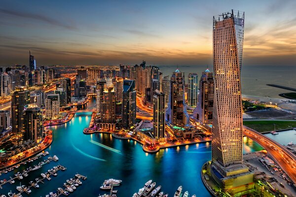 Nachtgebäude in Dubai