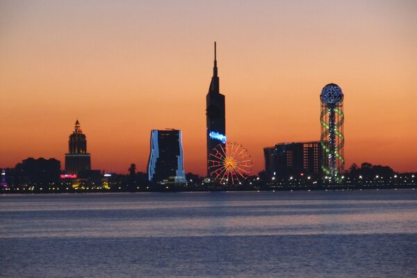 Stadtbild am Meer bei Sonnenuntergang