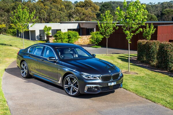 Schwarzer bmw 7er Limousine auf schönem Hintergrund