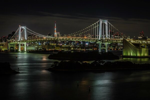 Japanische Regenbogenbrücke bei Nacht