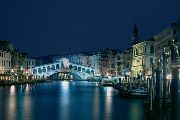 Venezianische Brücke über dem Kanal in Italien