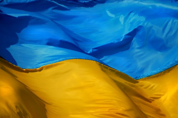 Ruhm der Ukraine. Majestätische gelb-blaue Flagge