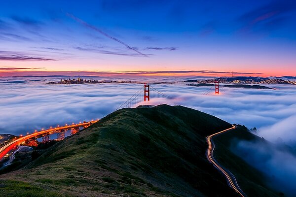Lichter durch den Nebel in San Francisco
