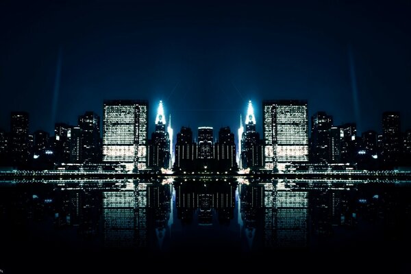 Reflexion der Nachtstadt im Fluss
