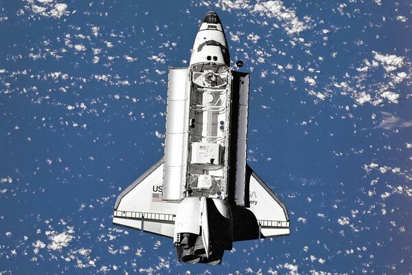 Space Shuttle im Flug über der Erde