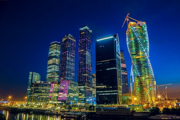 Moskau City in den Lichtern der Nachtstadt