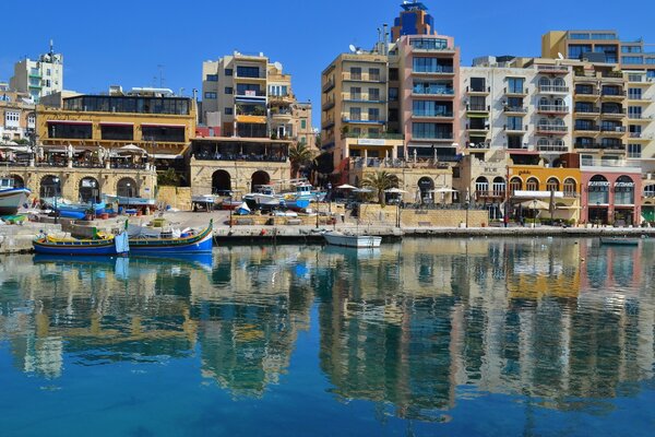Häuser an der Küste von Malta