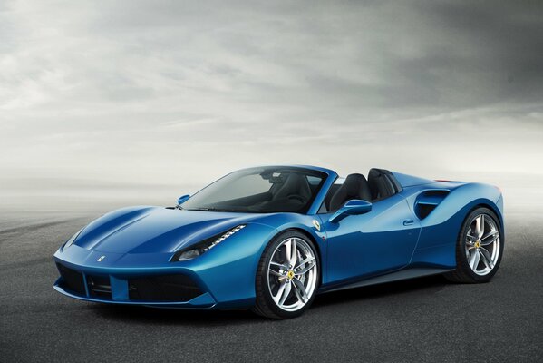 Blauer Ferrari-Rennwagen auf der Straße im Nebel