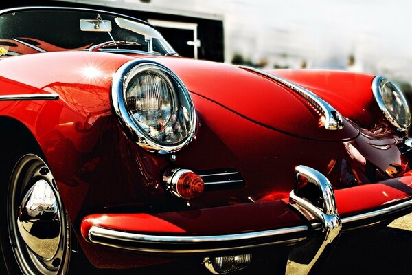 Rotes Retro Cabrio mit runden Scheinwerfern