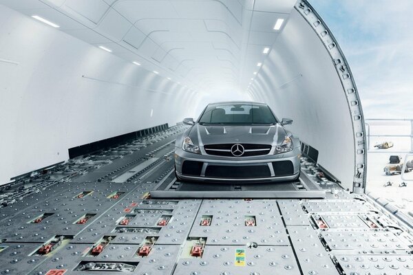 Auto silberner Mercedes im Flugzeug
