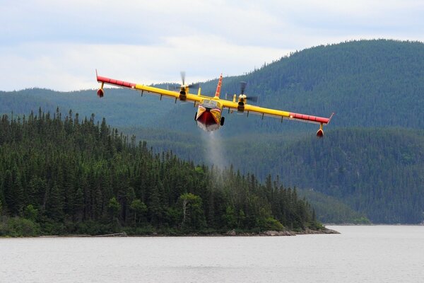 Abheben eines Flugzeugs in einem bergigen Gebiet vom Wasser