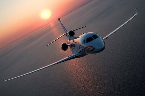 Ein Liner, der bei Sonnenaufgang auf dem Meer fliegt