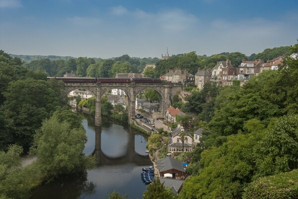 Eine alte Steinbrücke in England