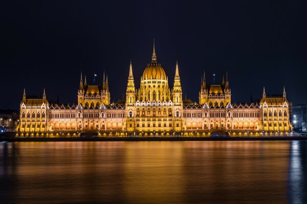 Nachtansicht des Schlosses in Budapest