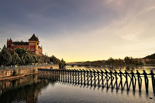 Verstopfter Fluss in Prag, Tschechien