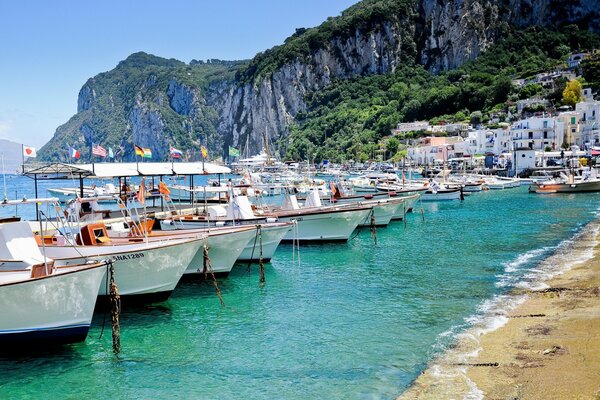 Italienische Insel mit Booten und Yachten