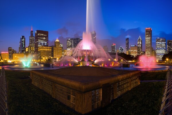 Nachtbrunnen vor dem Hintergrund der Wolkenkratzer in Chicago