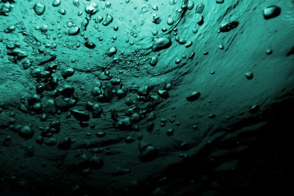 Luftblasen unter Wasser