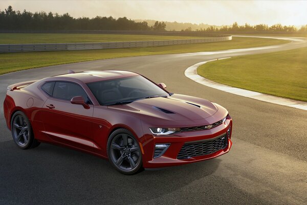 Roter Chevrolet Camaro beim Rennen