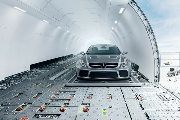 Mercedes sl-65 an Bord eines Flugzeugs