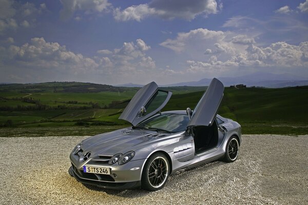 Die Türen dieses Mercedes blicken in die Wolken. Anruf angenommen... Wer ist schneller