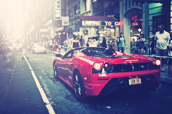 Ferrari-Auto in Rot in der Stadtstraße