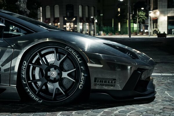 2015 Lamborghini auf der Straße der Nachtstadt
