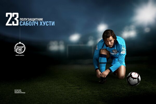 SVB-Trainer Just aus dem Zenit von St. Petersburg bindet die Schnürsenkel auf dem Feld