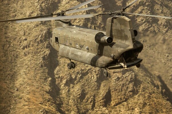 Ein Militärflugzeug, das als Farbe eines Berges verkleidet ist