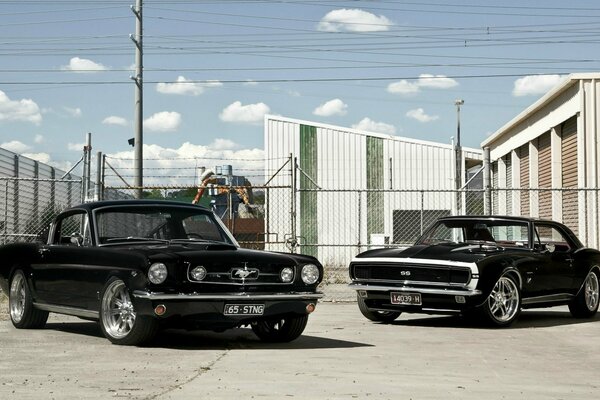 Retro Ford Mustang und Chevrolet Open Air