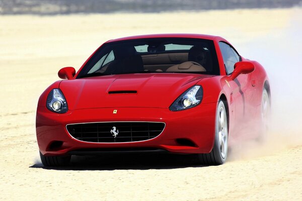Roter Ferrari im Verkehr in der Wüste