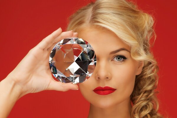 Mädchen mit rotem Lippenstift und großem Diamanten