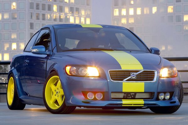 Getunter Volvo mit gelben Scheiben