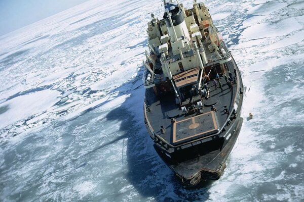 Schiff in der Arktis auf einer Eisscholle inmitten des Wassers
