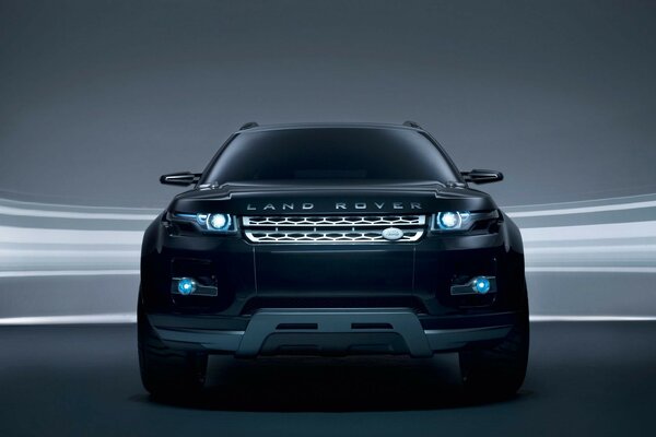 Schwarzer Land Rover mit Xenon-Scheinwerfern