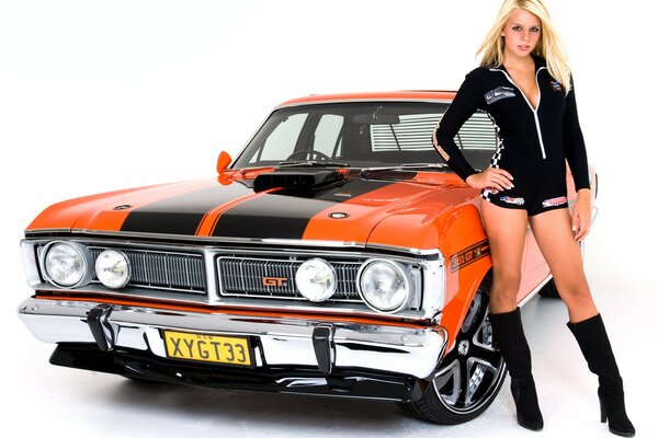 Mädchen posiert neben einem Sportwagen