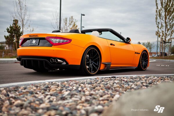 Und ich werde in ein orangefarbenes Maserati v-8 Cabrio steigen