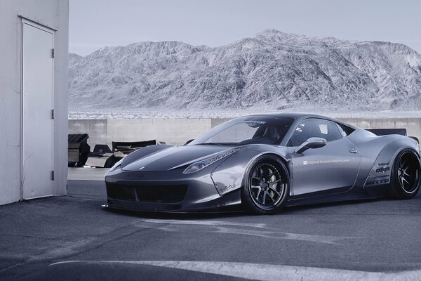 Getunter Ferrari im Hintergrund der Berge