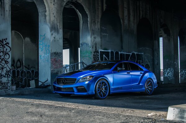 Seitenansicht auf den Mercedes benz cls500