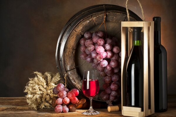 Wein im Glas und Trauben