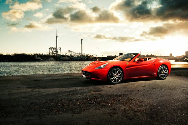 Ein Ferrari California Auto am Pier am Fluss