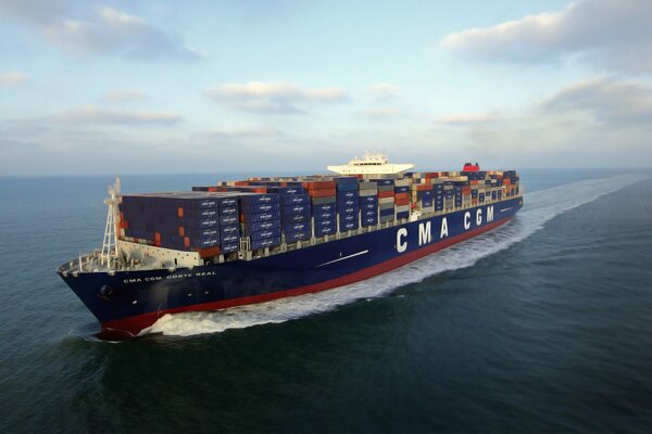 Containerschiff auf Himmelshintergrund
