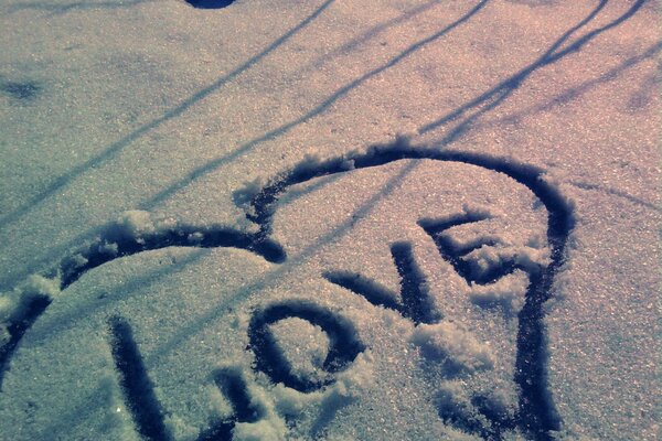 Liebe im Herzen im Schnee am Abend