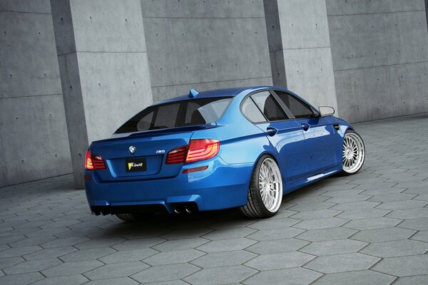 Blauer BMW an der grauen Wand