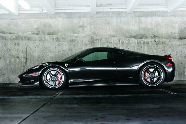 Schwarzer Ferrari 458 auf Wandhintergrund