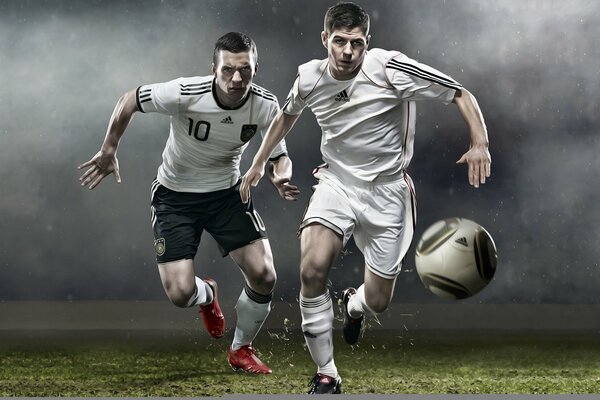 Brennender Kampf um den Ball auf dem Fußballplatz