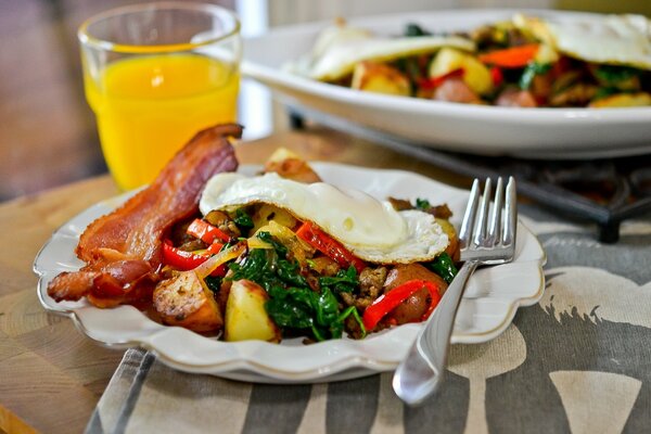 Speck-Frühstück mit Ei und Gemüse